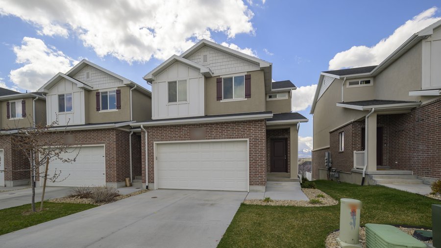 A leased 4 bed, 3.5 bath townhome in Draper, Utah
