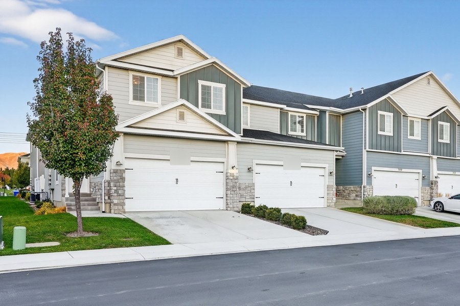 A leased 4 bed, 2.5 bath townhome in Eagle Mountain, Utah
