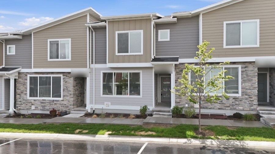 A leased 3 bed, 3 bath townhome in Herriman, Utah