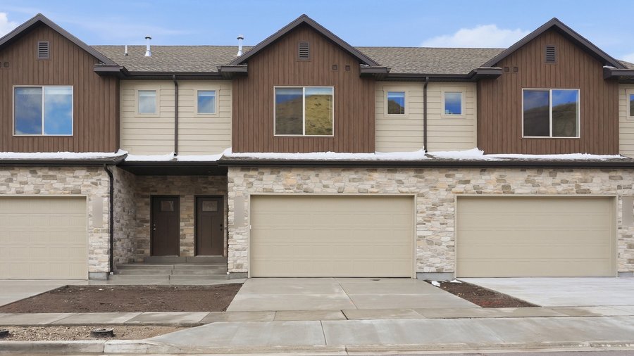 A leased 4 bed, 3.5 bath townhome in Lehi, Utah