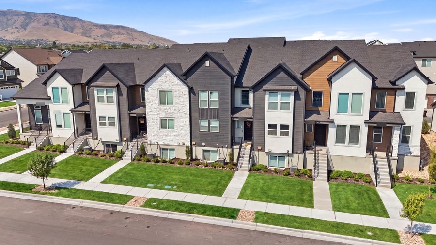 A leased 4 bed, 2.5 bath townhome in Riverton, Utah