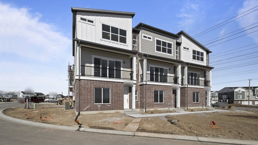 A leased 4 bed, 3.5 bath townhome in Riverton, Utah