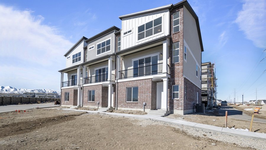 A leased 4 bed, 3.5 bath townhome in Riverton, Utah