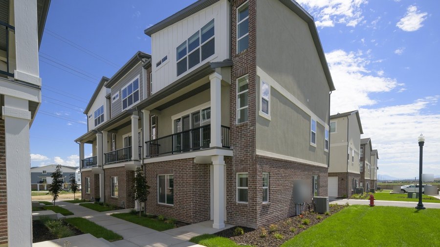 A leased 4 bed, 3.5 bath townhome in Riverton, Utah