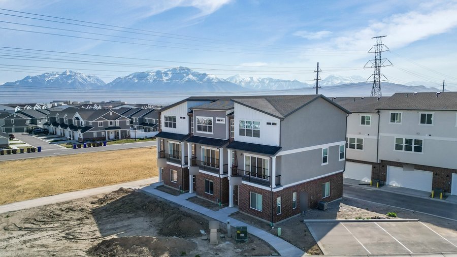 A leased 4 bed, 3.5 bath townhome in Riverton, Utah