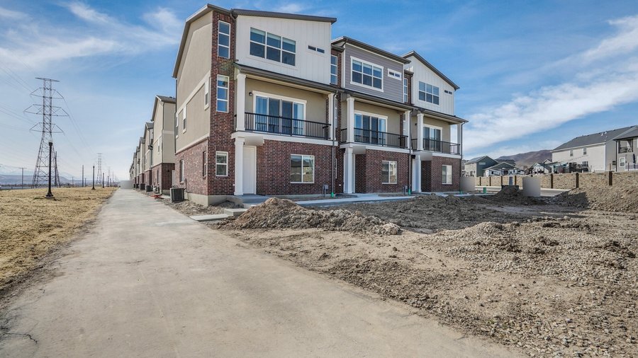 A leased 4 bed, 3.5 bath townhome in Riverton, Utah
