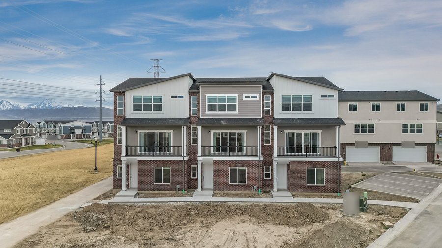 A leased 4 bed, 3.5 bath townhome in Riverton, Utah