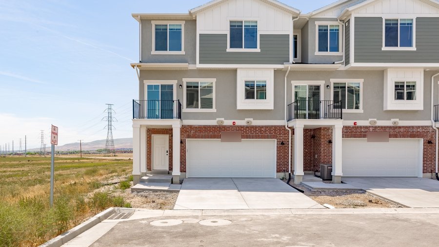 A leased 3 bed, 2.5 bath townhome in Riverton, Utah