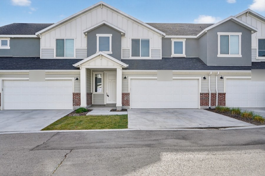 A leased 3 bed, 2.5 bath townhome in Riverton, Utah