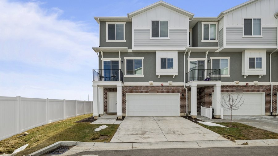 A leased 3 bed, 2.5 bath townhome in Riverton, Utah
