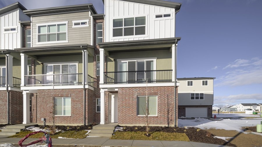 A leased 4 bed, 3.5 bath townhome in Riverton, Utah